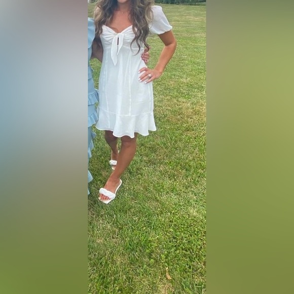 Revolve ❤︎︎ BCBGeneration - Puff sleeve dress in white - Picture 3 of 6